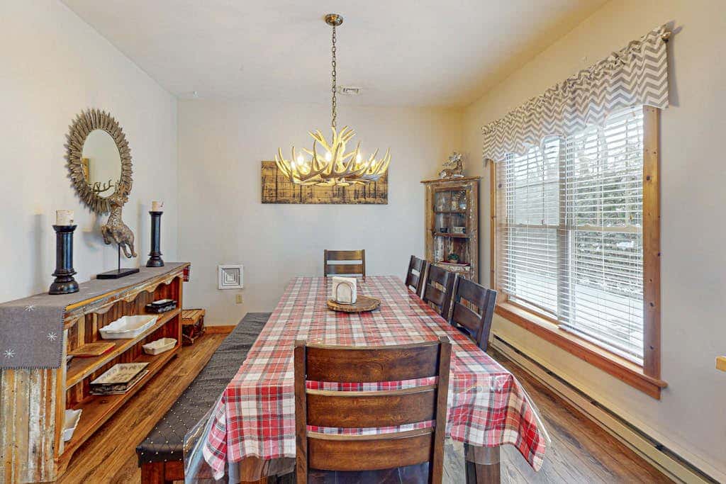 Cozy Home Near Waterpark - Hot Tub and Deck