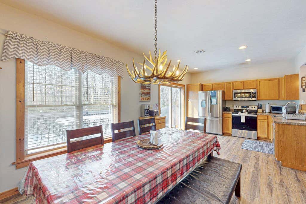 Cozy Home Near Waterpark - Hot Tub and Deck