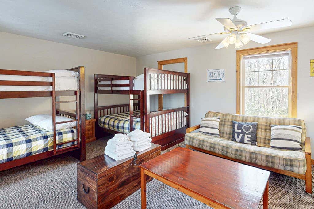 Cozy Home Near Waterpark - Hot Tub and Deck