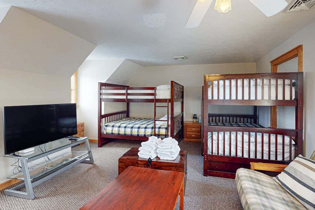 Cozy Home Near Waterpark - Hot Tub and Deck