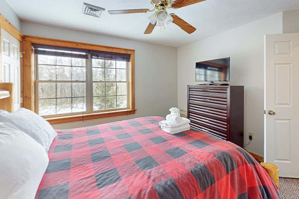 Cozy Home Near Waterpark - Hot Tub and Deck