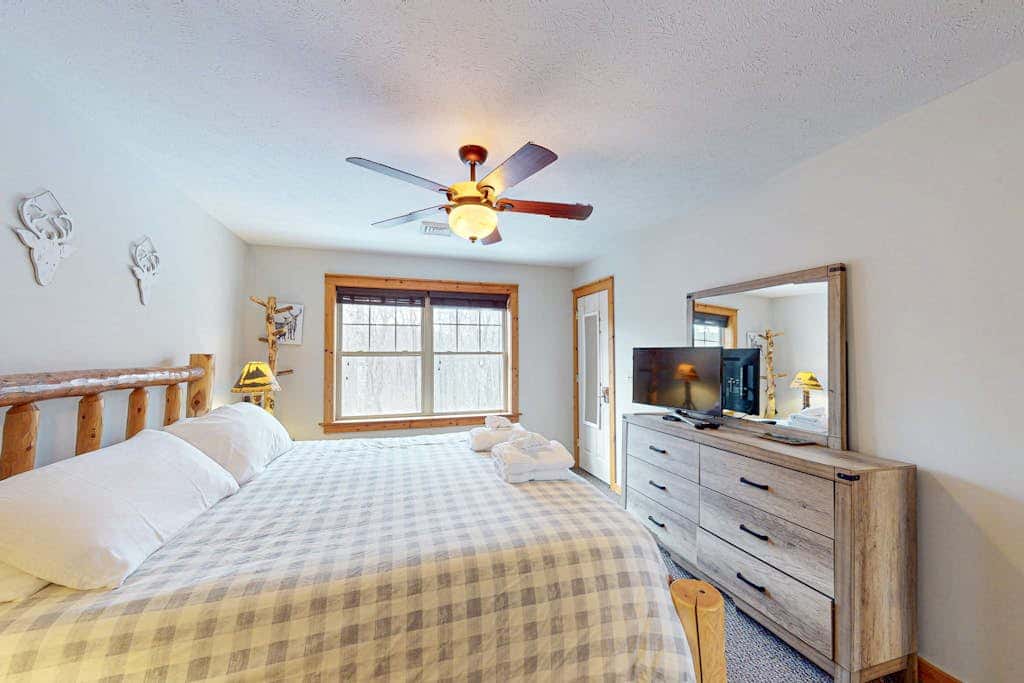 Cozy Home Near Waterpark - Hot Tub and Deck