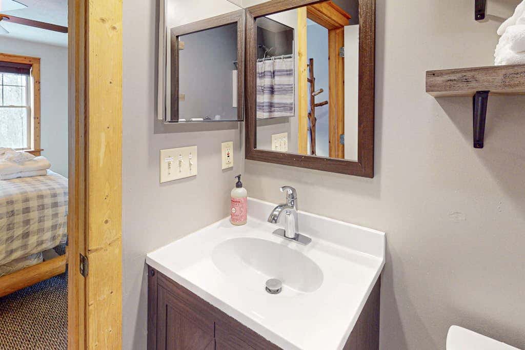 Cozy Home Near Waterpark - Hot Tub and Deck