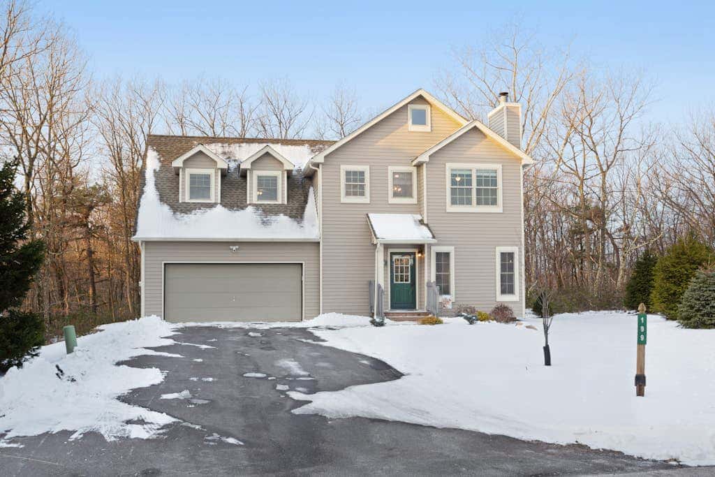 Cozy Home Near Waterpark - Hot Tub and Deck