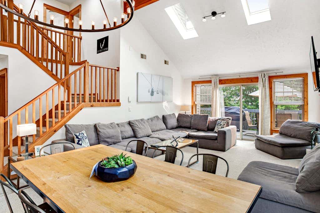 Inviting 4BR Townhouse - GAME ROOM - Valley View