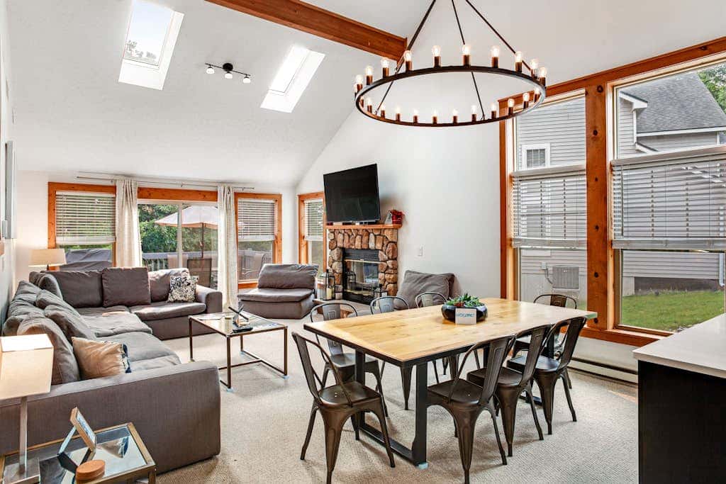 Inviting 4BR Townhouse - GAME ROOM - Valley View