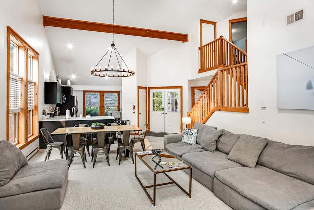 Inviting 4BR Townhouse - GAME ROOM - Valley View