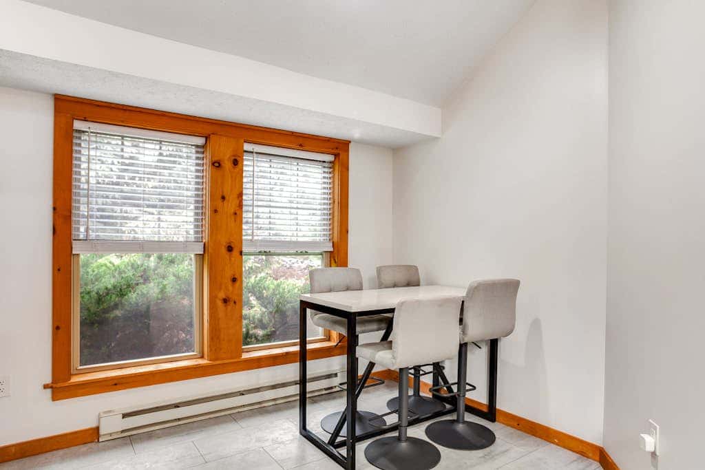 Inviting 4BR Townhouse - GAME ROOM - Valley View