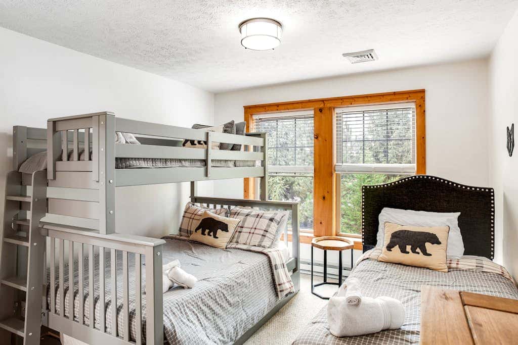 Inviting 4BR Townhouse - GAME ROOM - Valley View