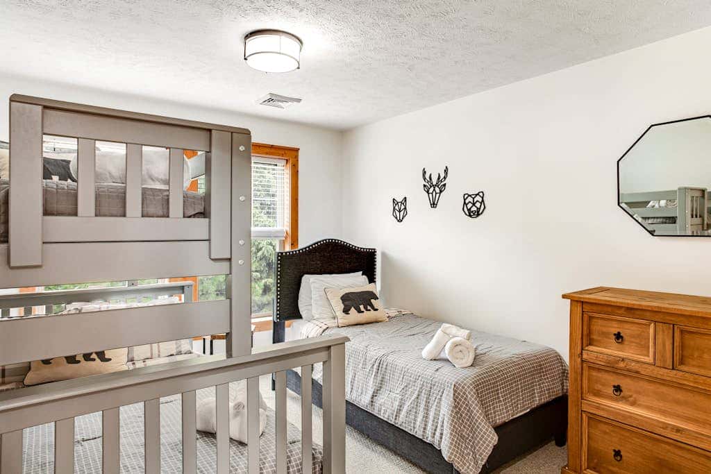 Inviting 4BR Townhouse - GAME ROOM - Valley View