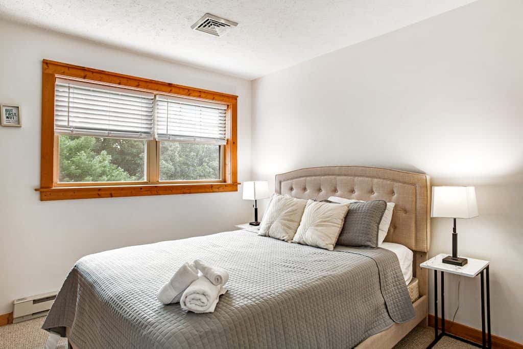 Inviting 4BR Townhouse - GAME ROOM - Valley View
