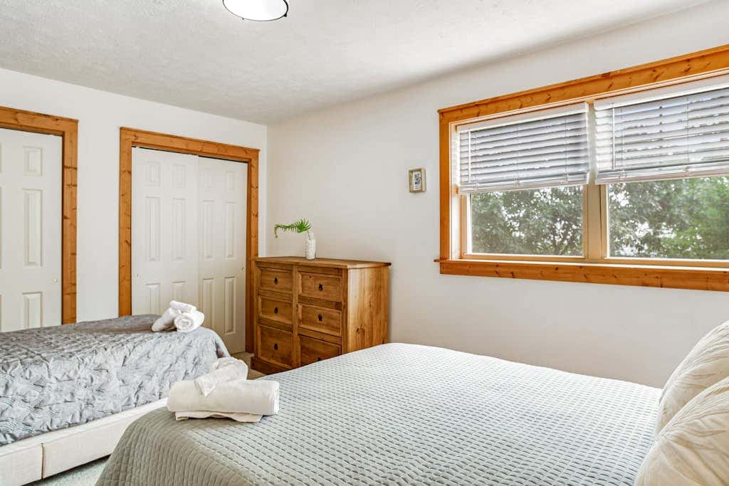 Inviting 4BR Townhouse - GAME ROOM - Valley View