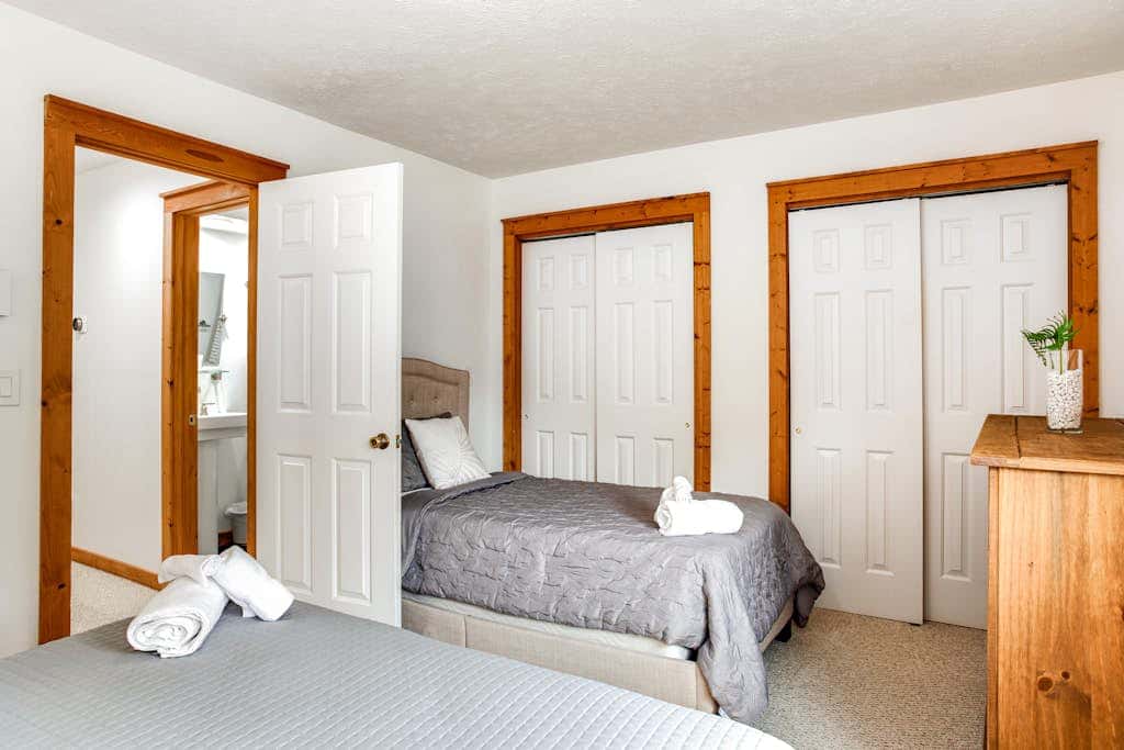 Inviting 4BR Townhouse - GAME ROOM - Valley View