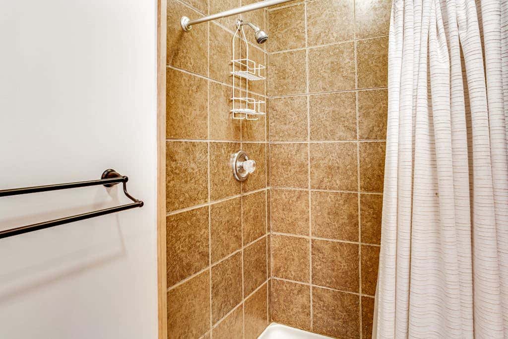 Inviting 4BR Townhouse - GAME ROOM - Valley View