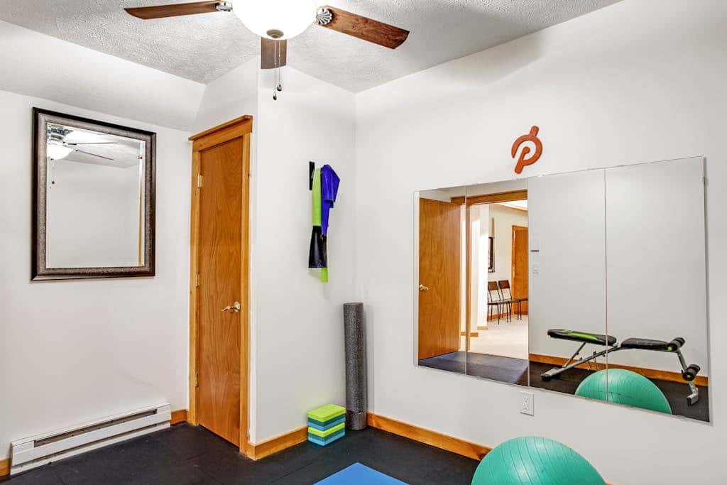 Inviting 4BR Townhouse - GAME ROOM - Valley View