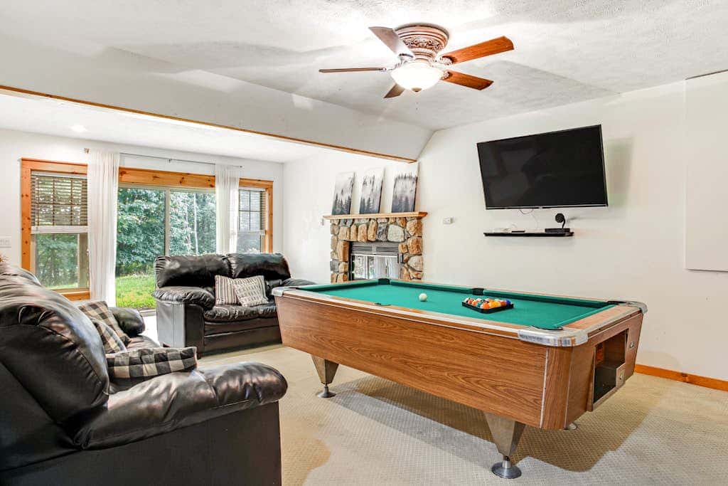 Inviting 4BR Townhouse - GAME ROOM - Valley View