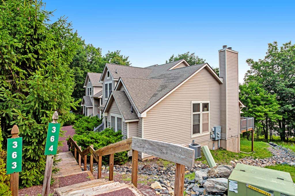 Inviting 4BR Townhouse - GAME ROOM - Valley View