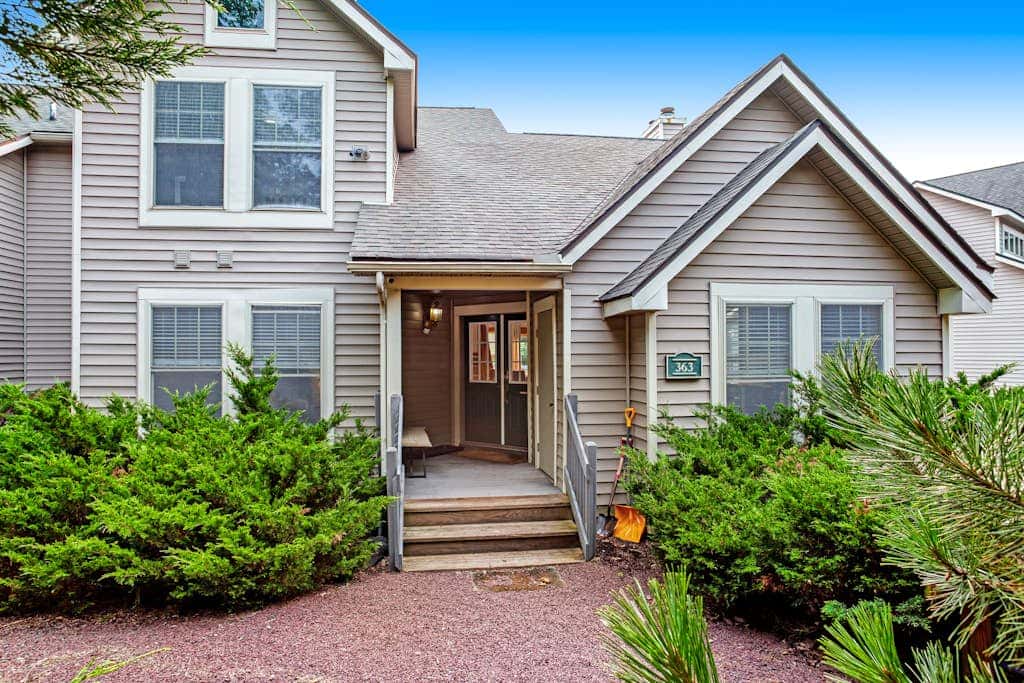 Inviting 4BR Townhouse - GAME ROOM - Valley View