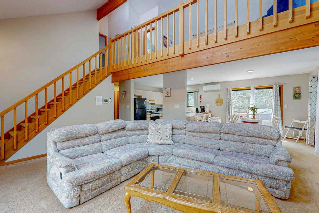 Woodsy 3BR Cabin - HOT TUB - Albrightsville