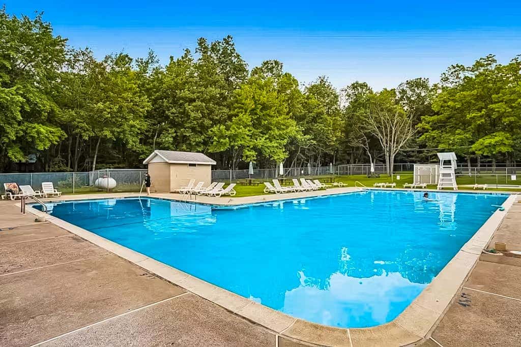 Woodsy 3BR Cabin - HOT TUB - Albrightsville