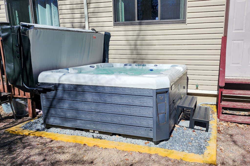 Woodsy 3BR Cabin - HOT TUB - Albrightsville