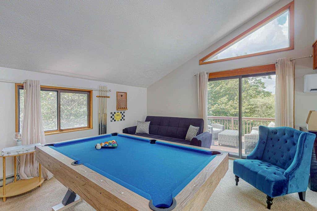 Woodsy 3BR Cabin - HOT TUB - Albrightsville