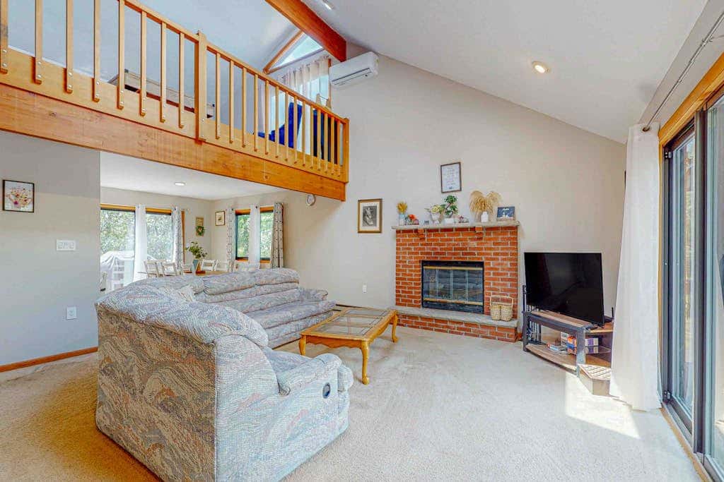 Woodsy 3BR Cabin - HOT TUB - Albrightsville
