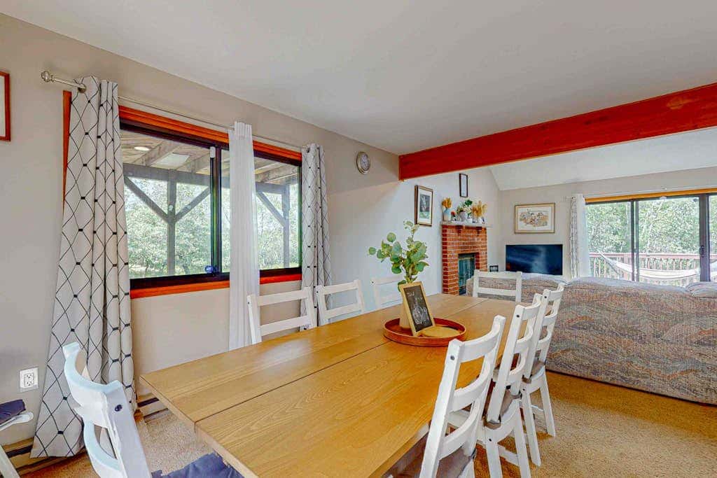 Woodsy 3BR Cabin - HOT TUB - Albrightsville