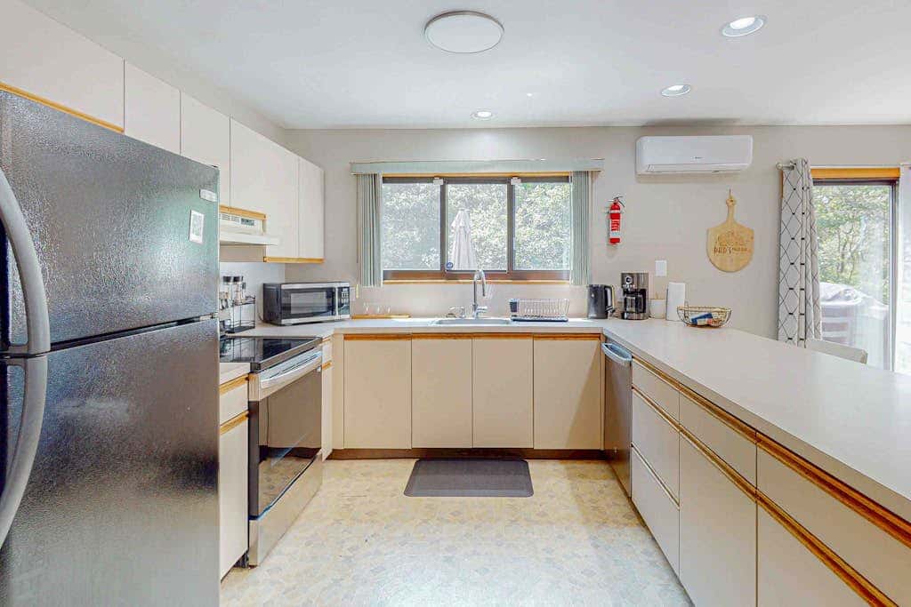 Woodsy 3BR Cabin - HOT TUB - Albrightsville