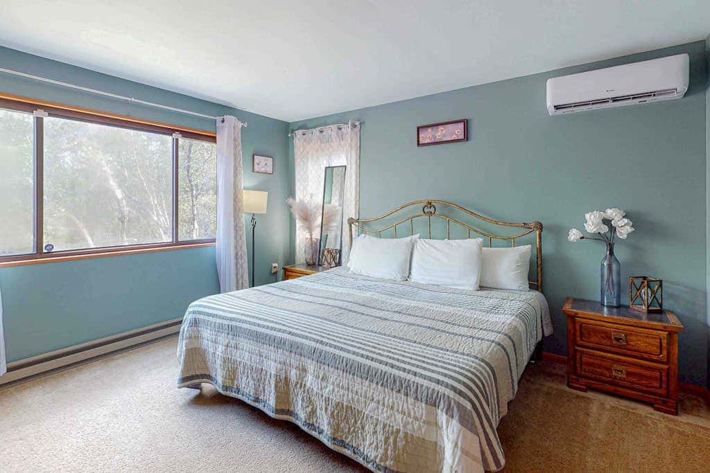 Woodsy 3BR Cabin - HOT TUB - Albrightsville
