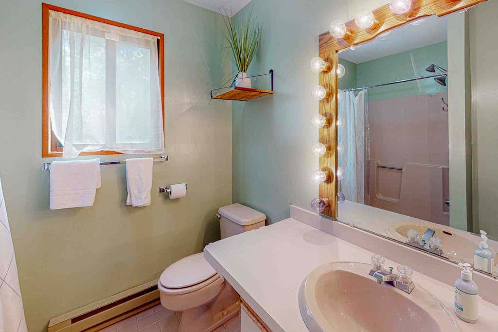 Woodsy 3BR Cabin - HOT TUB - Albrightsville