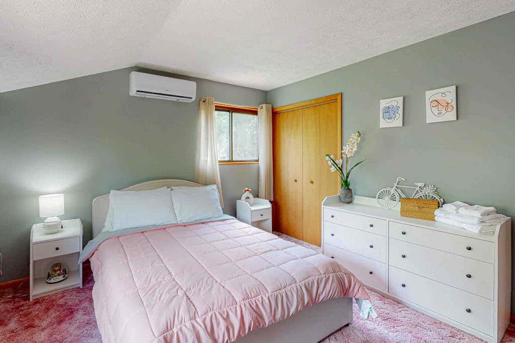 Woodsy 3BR Cabin - HOT TUB - Albrightsville