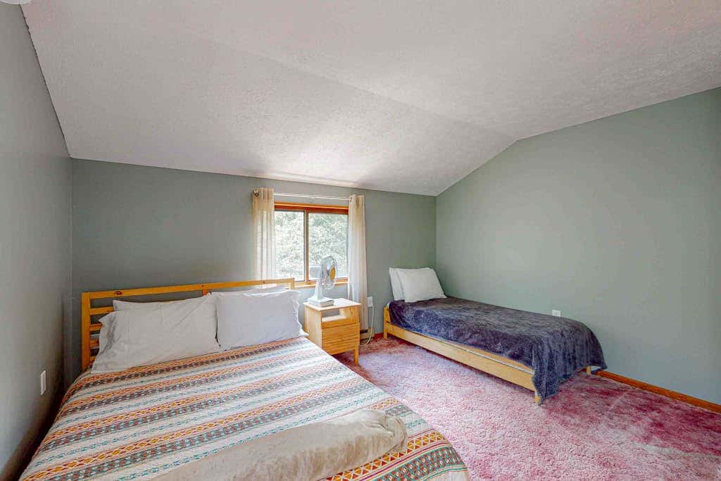 Woodsy 3BR Cabin - HOT TUB - Albrightsville