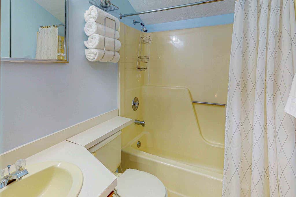 Woodsy 3BR Cabin - HOT TUB - Albrightsville