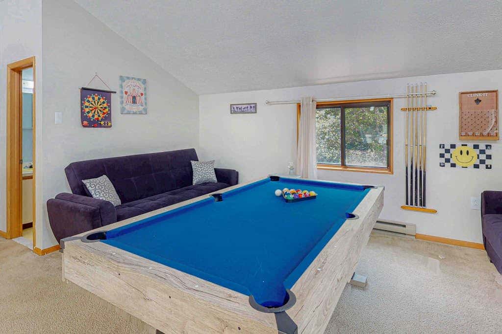 Woodsy 3BR Cabin - HOT TUB - Albrightsville