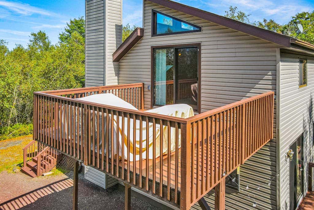Woodsy 3BR Cabin - HOT TUB - Albrightsville