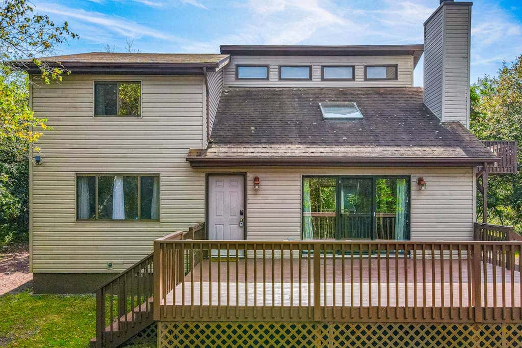 Woodsy 3BR Cabin - HOT TUB - Albrightsville