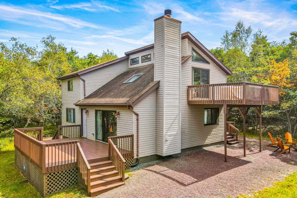 Woodsy 3BR Cabin - HOT TUB - Albrightsville