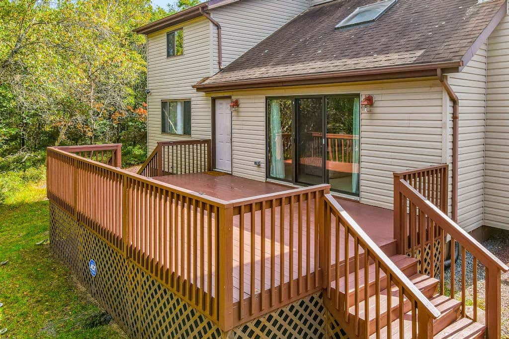 Woodsy 3BR Cabin - HOT TUB - Albrightsville