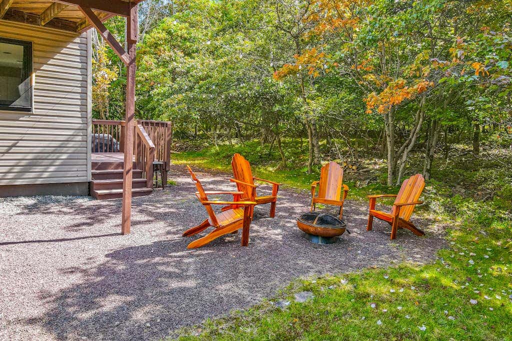Woodsy 3BR Cabin - HOT TUB - Albrightsville
