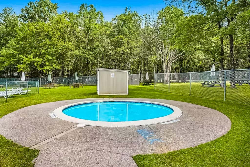 Woodsy 3BR Cabin - HOT TUB - Albrightsville