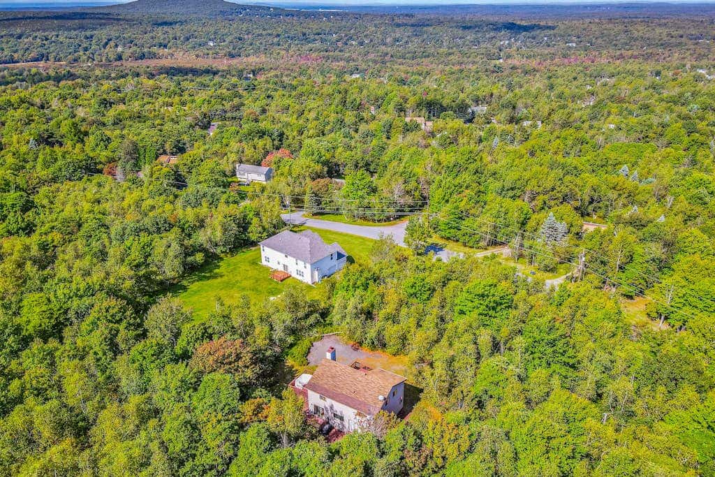 Woodsy 3BR Cabin - HOT TUB - Albrightsville