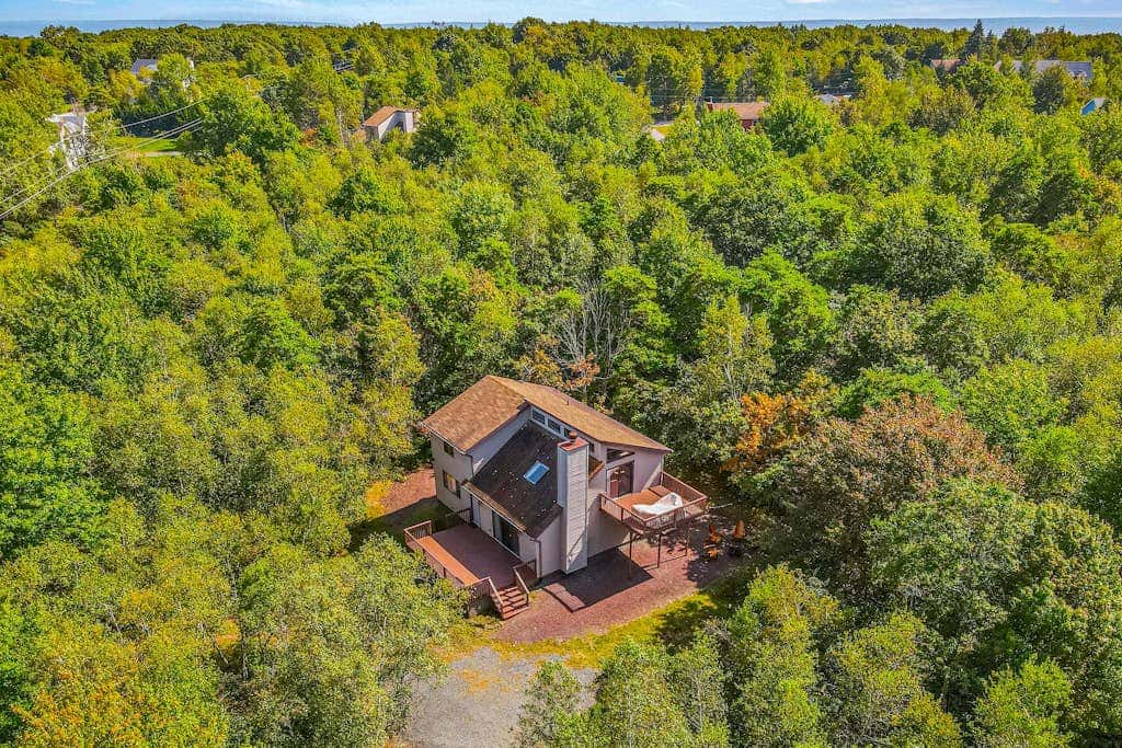 Woodsy 3BR Cabin - HOT TUB - Albrightsville