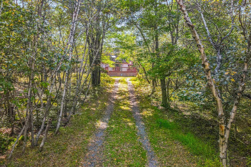Woodsy 3BR Cabin - HOT TUB - Albrightsville