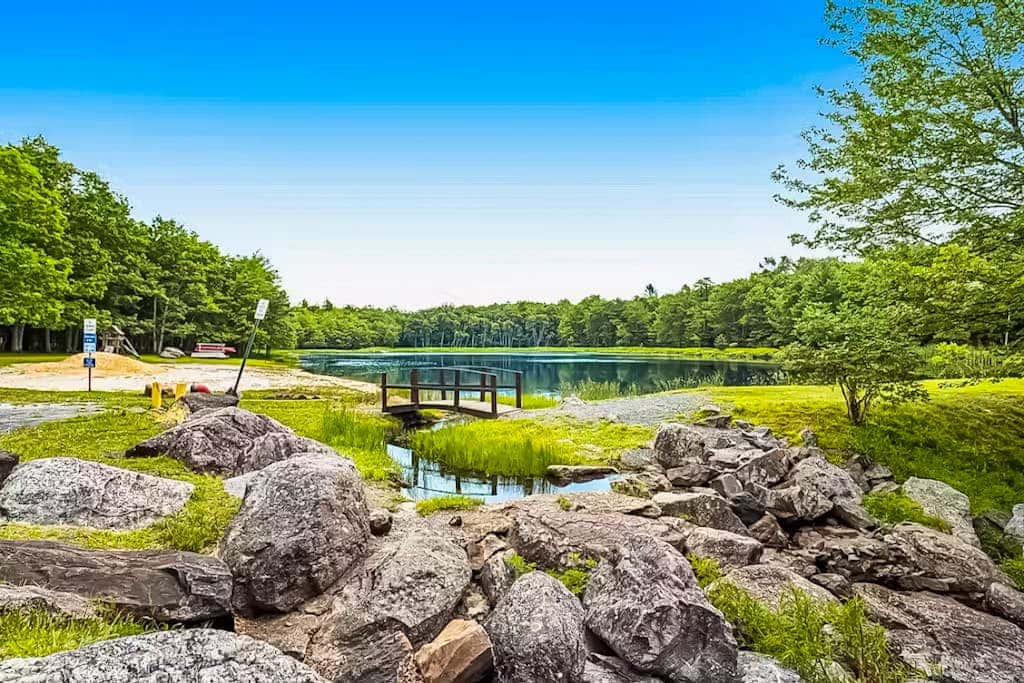 Woodsy 3BR Cabin - HOT TUB - Albrightsville