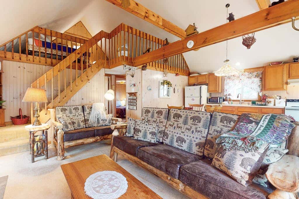 Rustic retreat with 3 pools, tennis & beaches