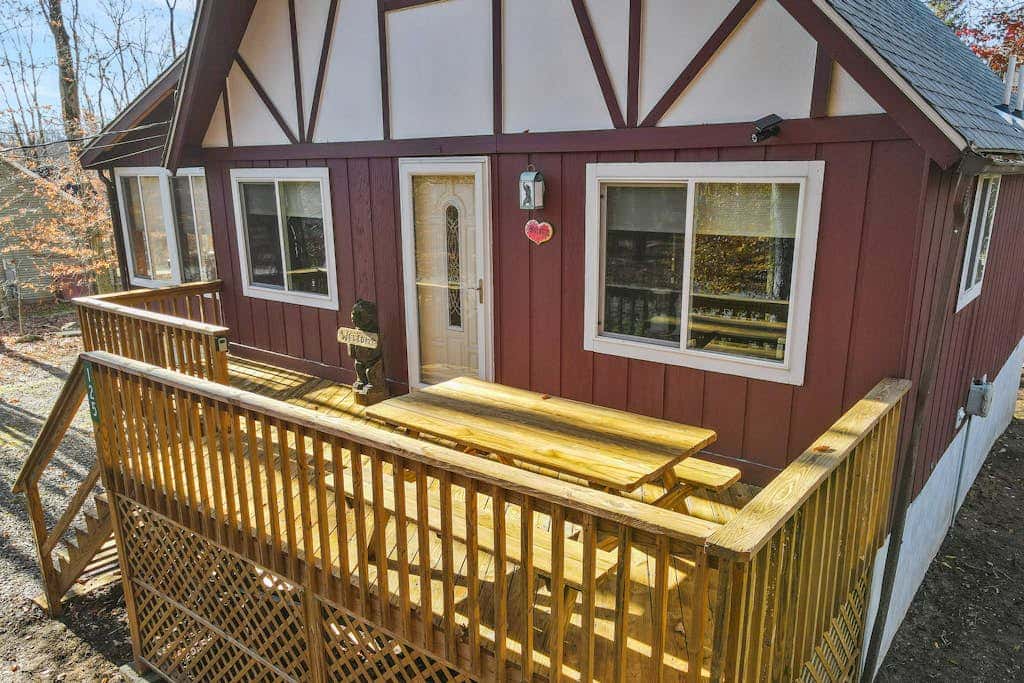Rustic retreat with 3 pools, tennis & beaches