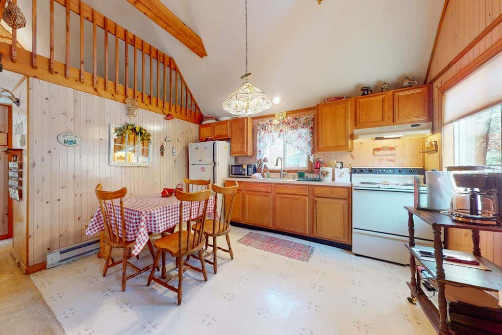 Rustic retreat with 3 pools, tennis & beaches