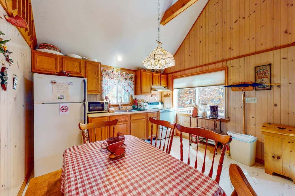 Rustic retreat with 3 pools, tennis & beaches