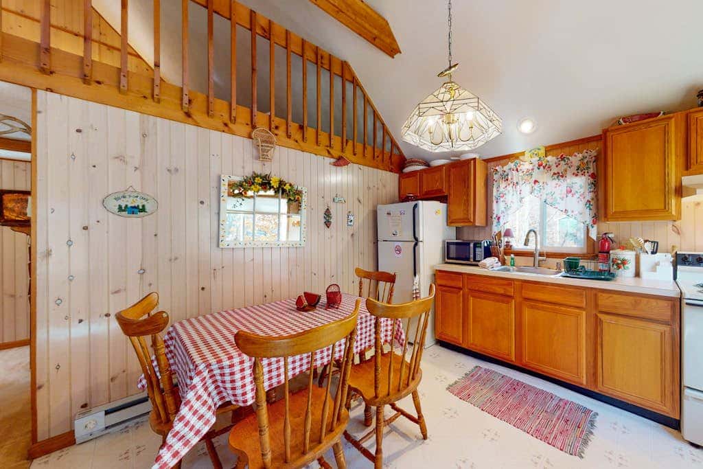 Rustic retreat with 3 pools, tennis & beaches